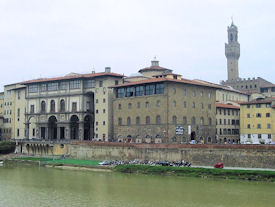 Firenze Uffizi utifrån från floden