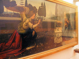 Fokus på ängeln från vänster i Bebådelsen av Lionardo Da Vinci