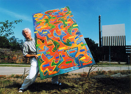 Bo Johner med en målning framför Oskarshamns kärnkraftverk